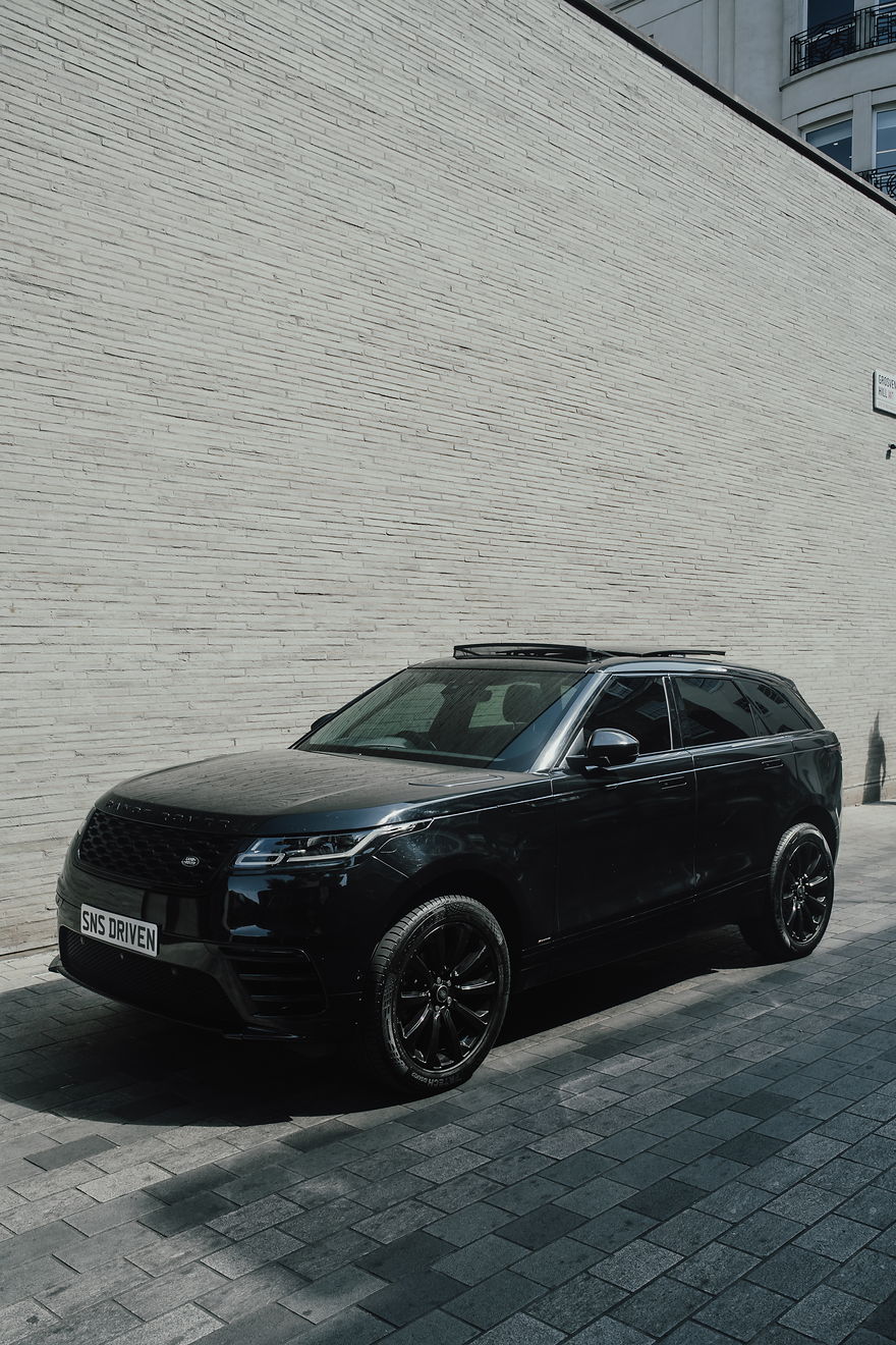 Range Rover Velar, front three-quarter view outside the SNS building on Grosvenor Hill